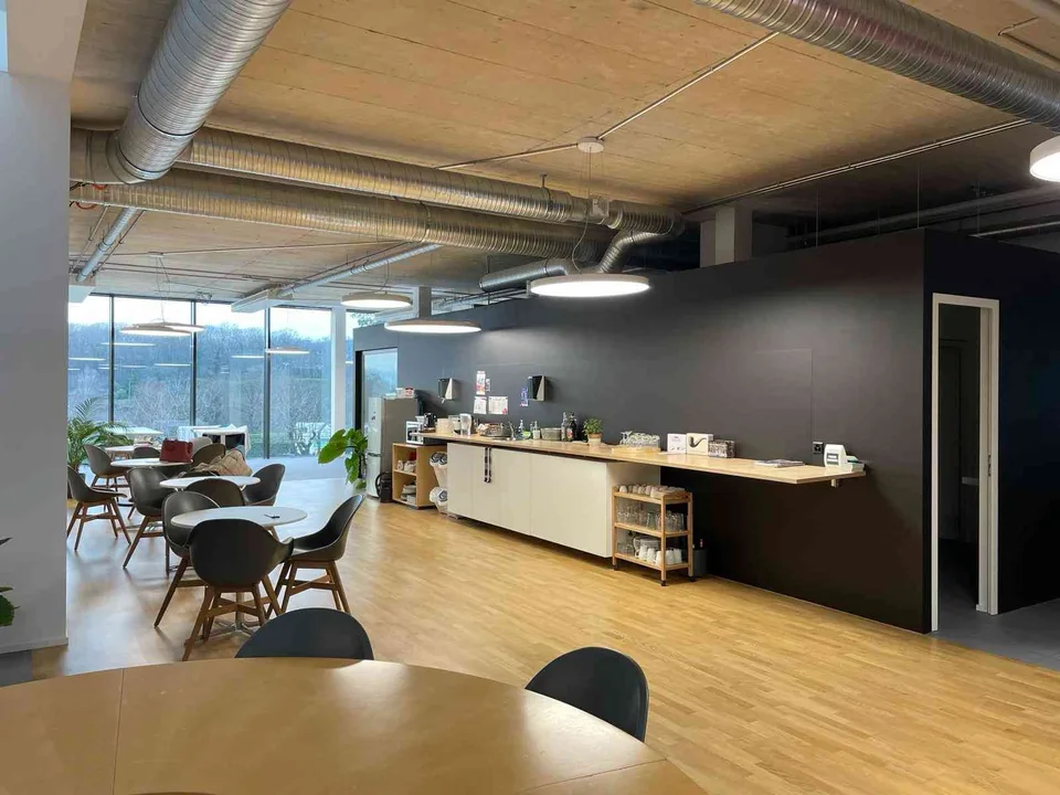 Equipped Workspace&Lab Sublet with Parking and Gym