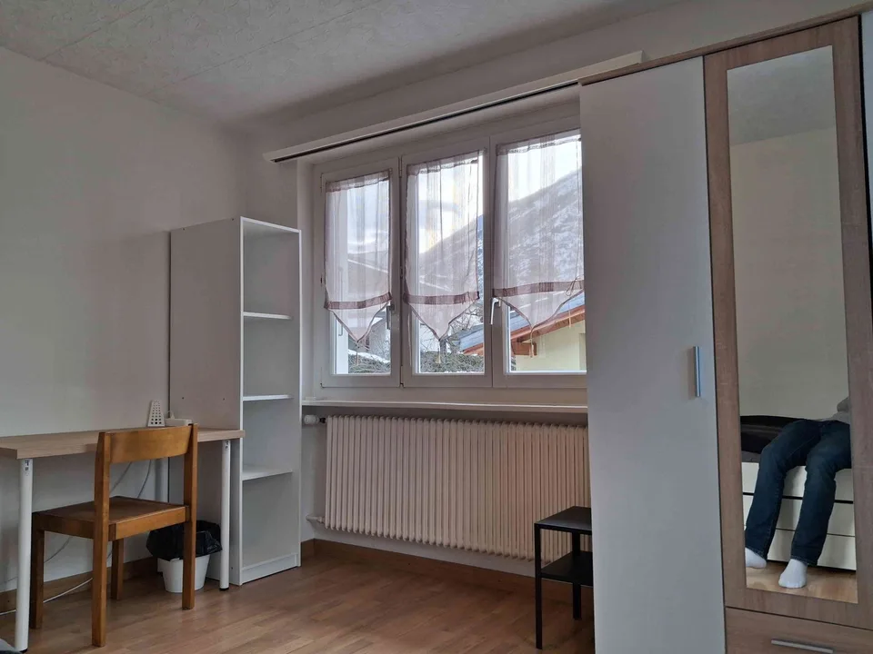 Room in shared flat incl. furniture, electricity and internet - in the heart of Visp