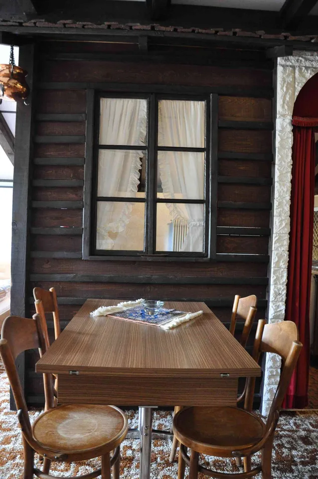 Gemütliche 2.5-Zimmer-Dachwohnung mit Bergblick an ruhiger Lage