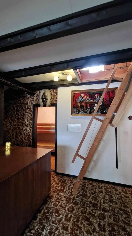 Gemütliche 2.5-Zimmer-Dachwohnung mit Bergblick an ruhiger Lage