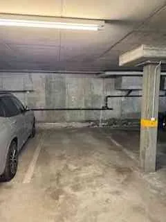 Tiefgarage mit elektrischem Tor