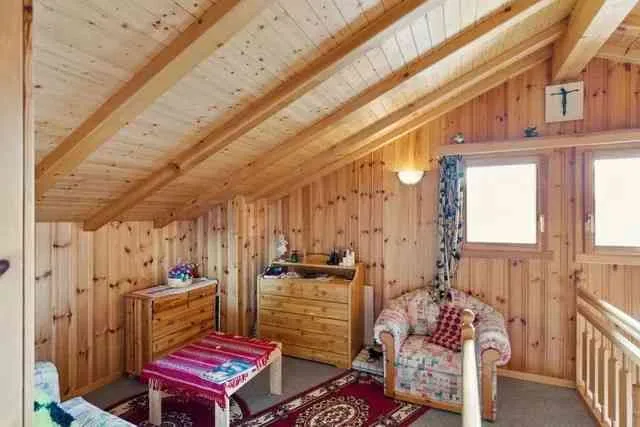 FOR RENT: Ski in - out chalet