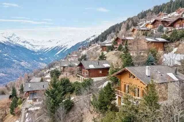 FOR RENT: Ski in - out chalet