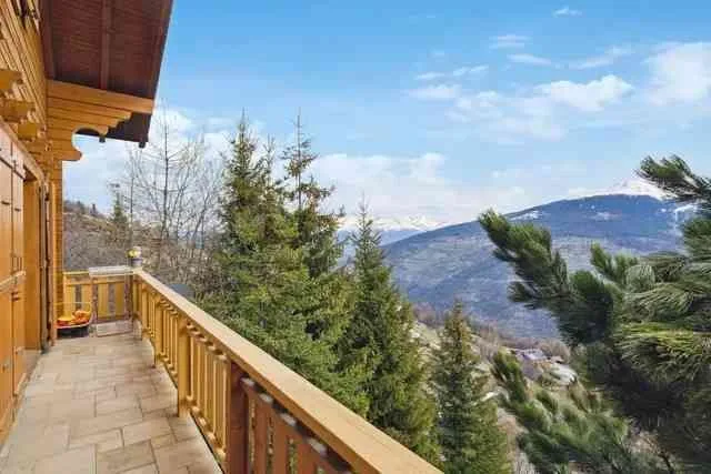 FOR RENT: Ski in - out chalet