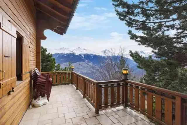 FOR RENT: Ski in - out chalet