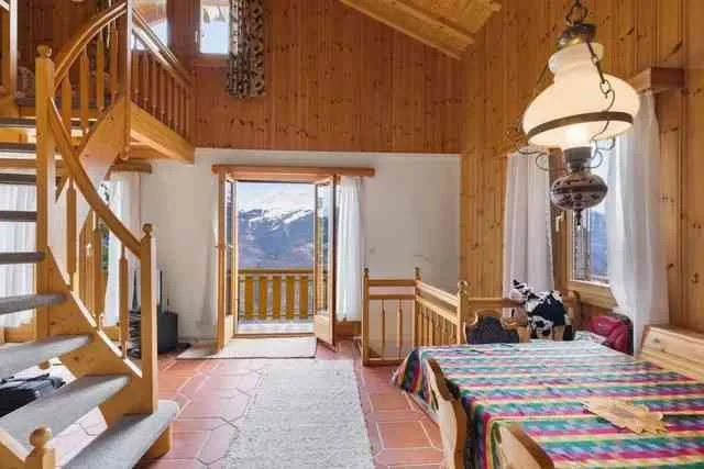 FOR RENT: Ski in - out chalet