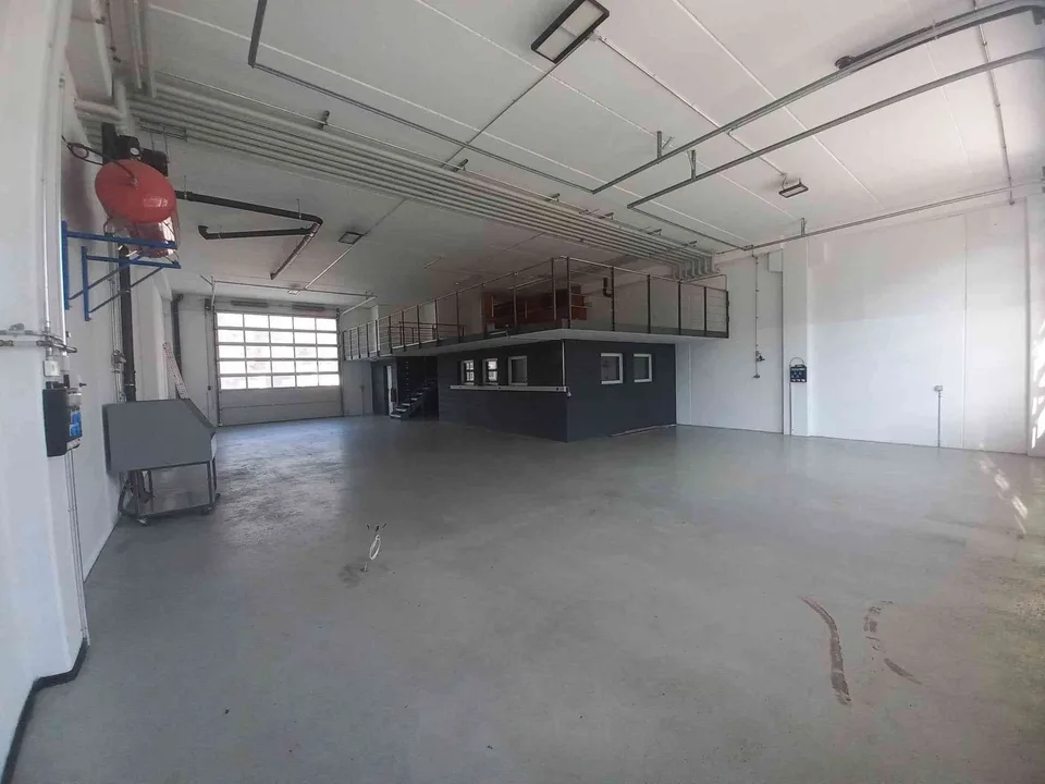 Halle mit 260m2 zu vermieten mit 5 aussen Parkplätze