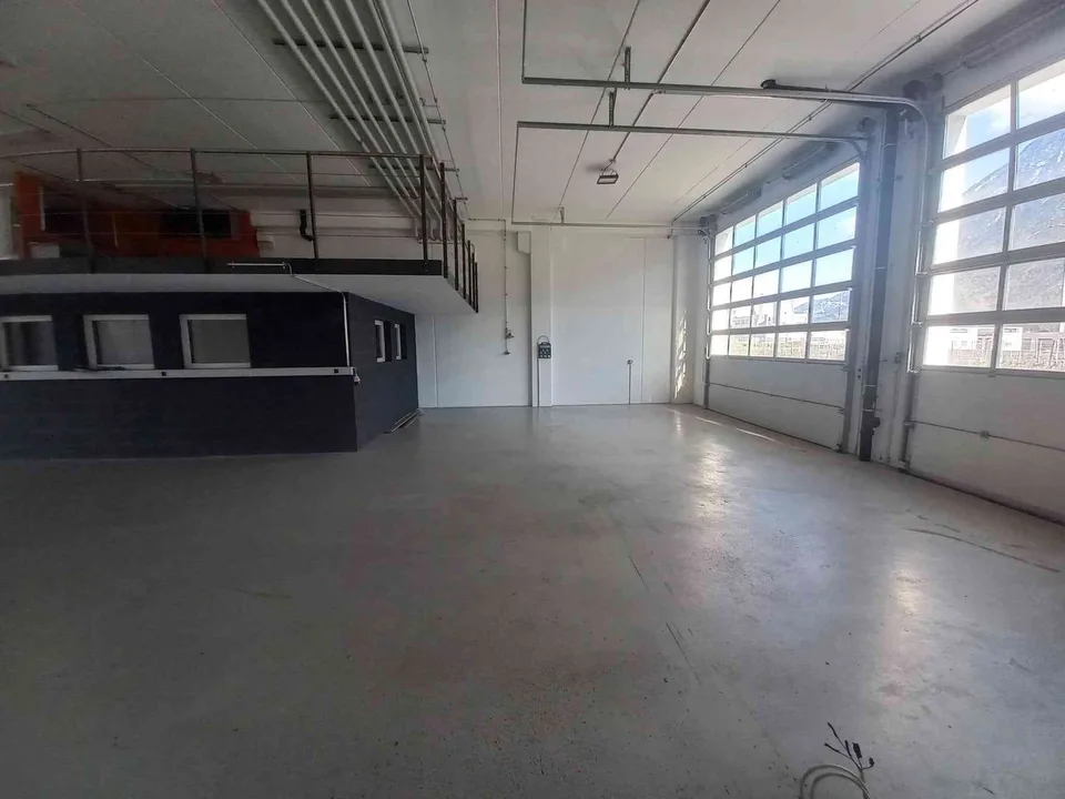 Halle mit 260m2 zu vermieten mit 5 aussen Parkplätze