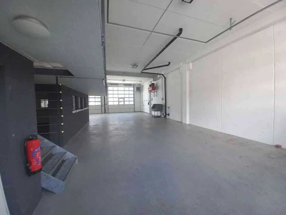 Halle mit 260m2 zu vermieten mit 5 aussen Parkplätze