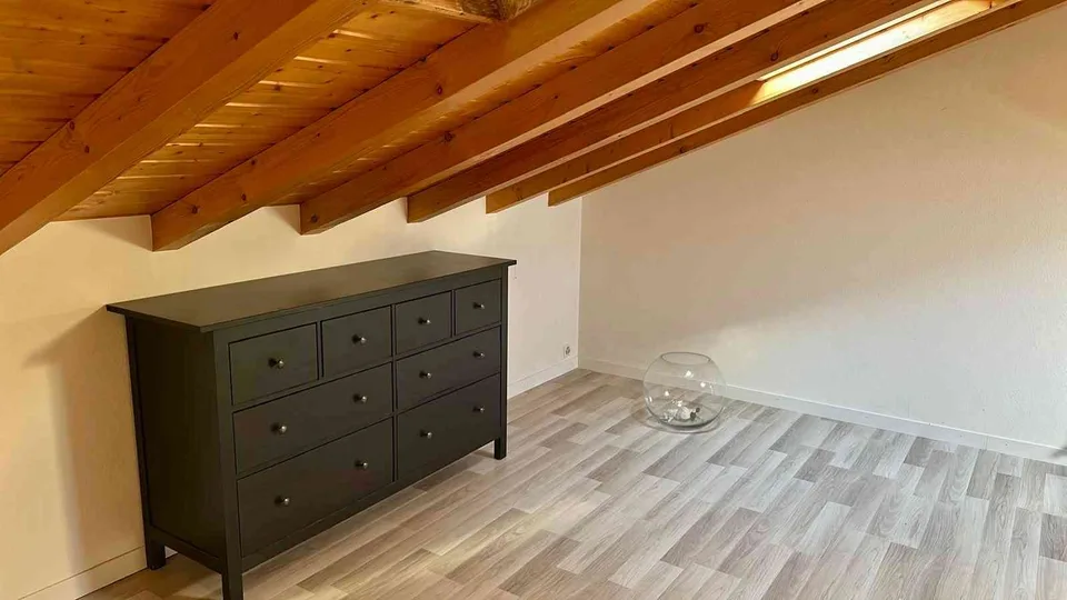 2 grandes chambres mansardées avec salle d’eau attenante