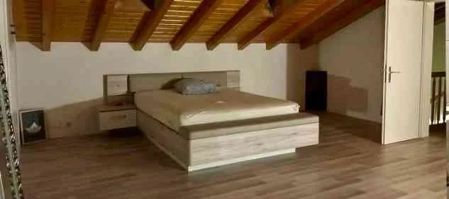 2 grandes chambres mansardées avec salle d’eau attenante
