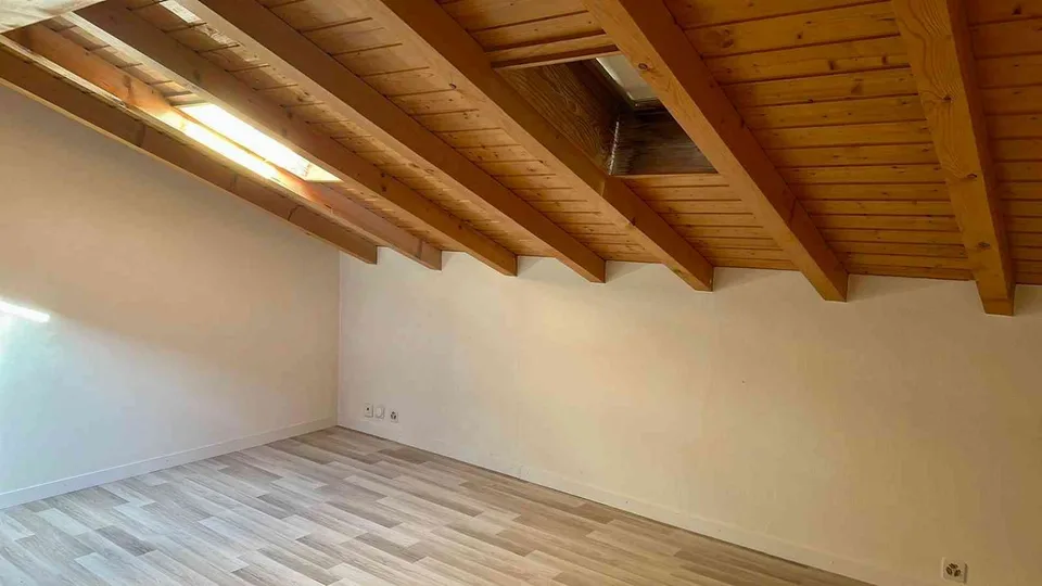2 grandes chambres mansardées avec salle d’eau attenante