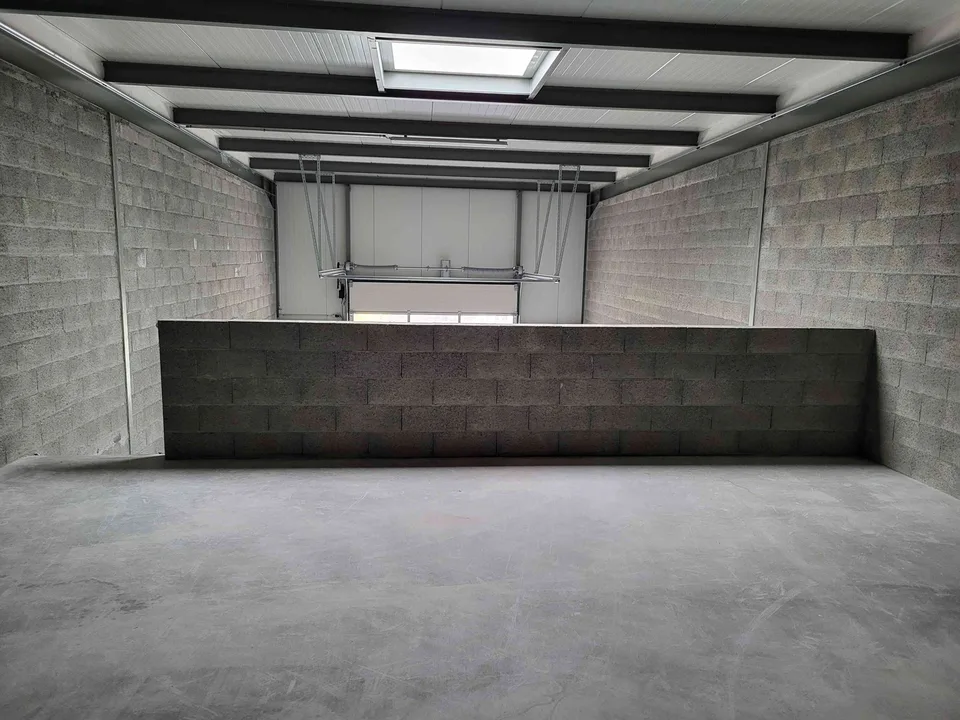 NOUVEAU Box neuf à personnaliser de 142 m² avec mezzanine – sanitaires
