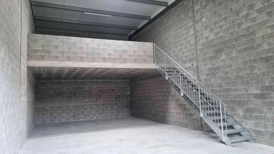 NOUVEAU Box neuf à personnaliser de 142 m² avec mezzanine – sanitaires