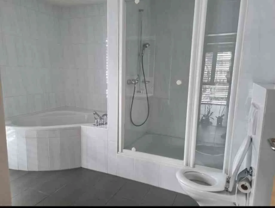 Zimmer inkl. eigenem Badezimmer zu vermieten