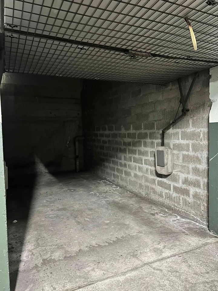 Closed Box Garage for Sublet/Garage fermé à sous-louer