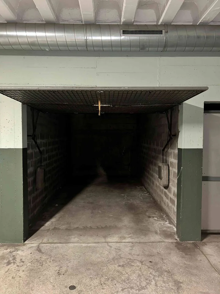 Closed Box Garage for Sublet/Garage fermé à sous-louer