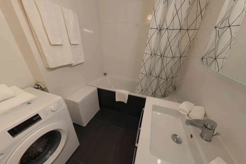 Spacieux appartement meublé de 2 chambres avec balcon et vue sur la ri