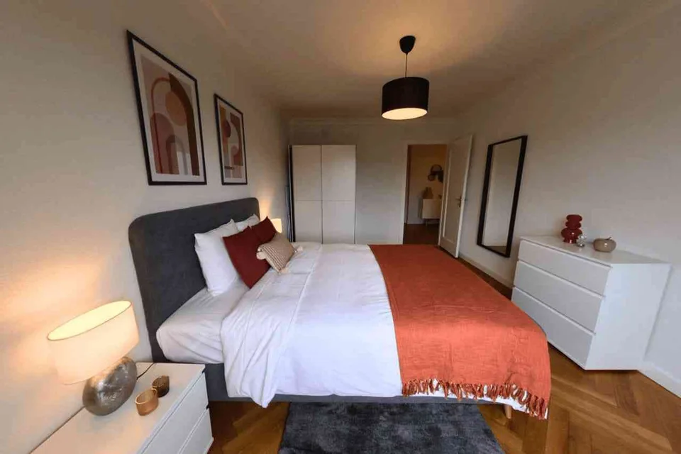 Spacieux appartement meublé de 2 chambres avec balcon et vue sur la ri