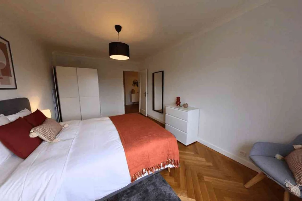 Spacieux appartement meublé de 2 chambres avec balcon et vue sur la ri
