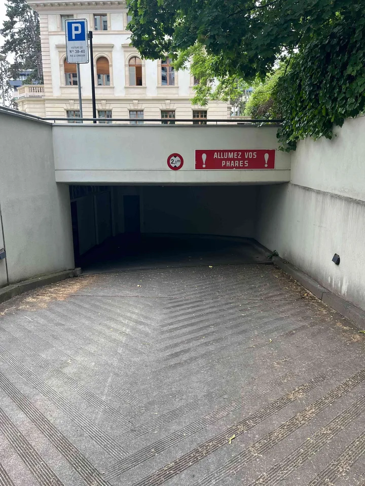 Place de parking souterraine à louer – Rue Le-Corbusier 40, Genève 120