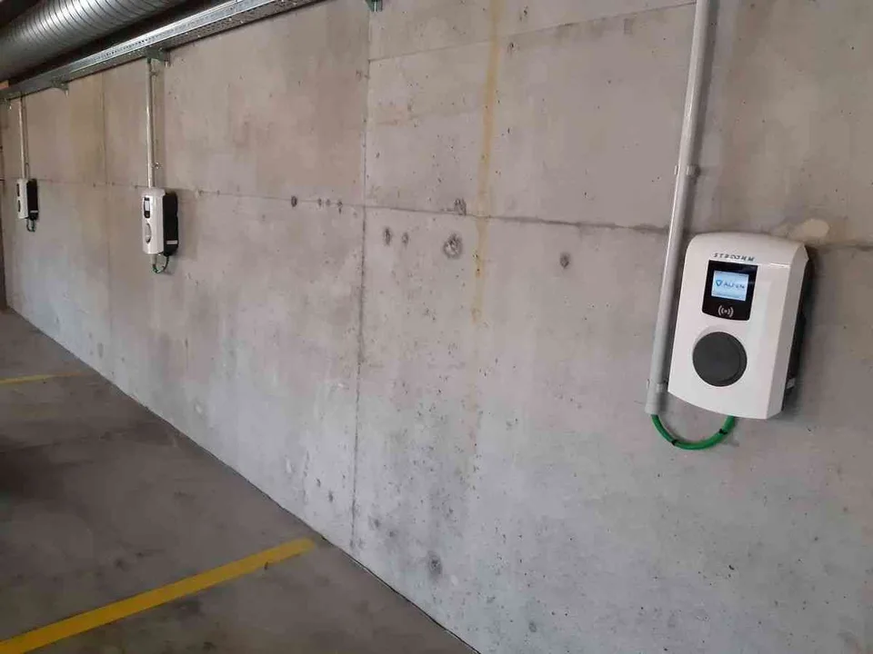 Place de parking sous terrain borne electrique