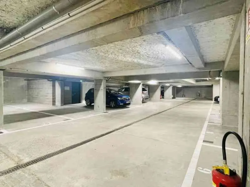 Double place de parc dans garage souterrain