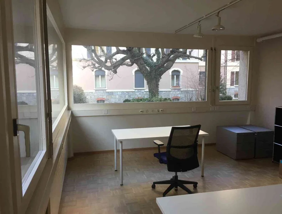 À louer Eaux Vives: Espace bureau partagé pour 2-3 postes de travail.