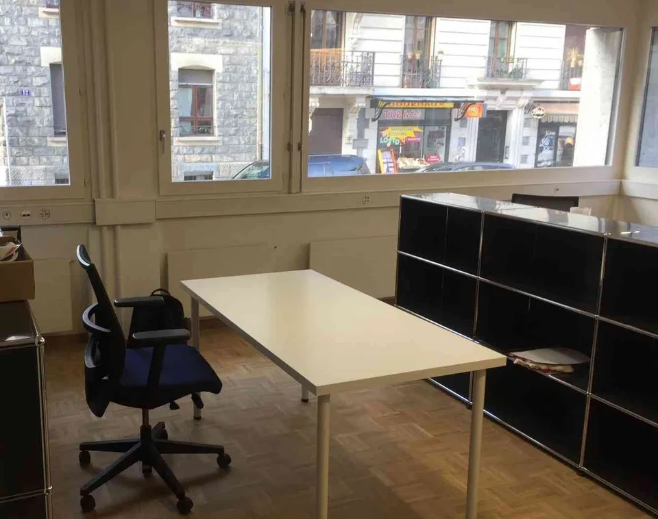 À louer Eaux Vives: Espace bureau partagé pour 2-3 postes de travail.