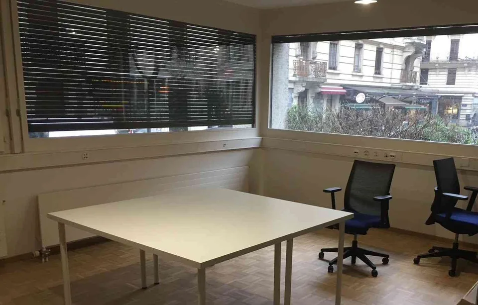 À louer Eaux Vives: Espace bureau partagé pour 2-3 postes de travail.