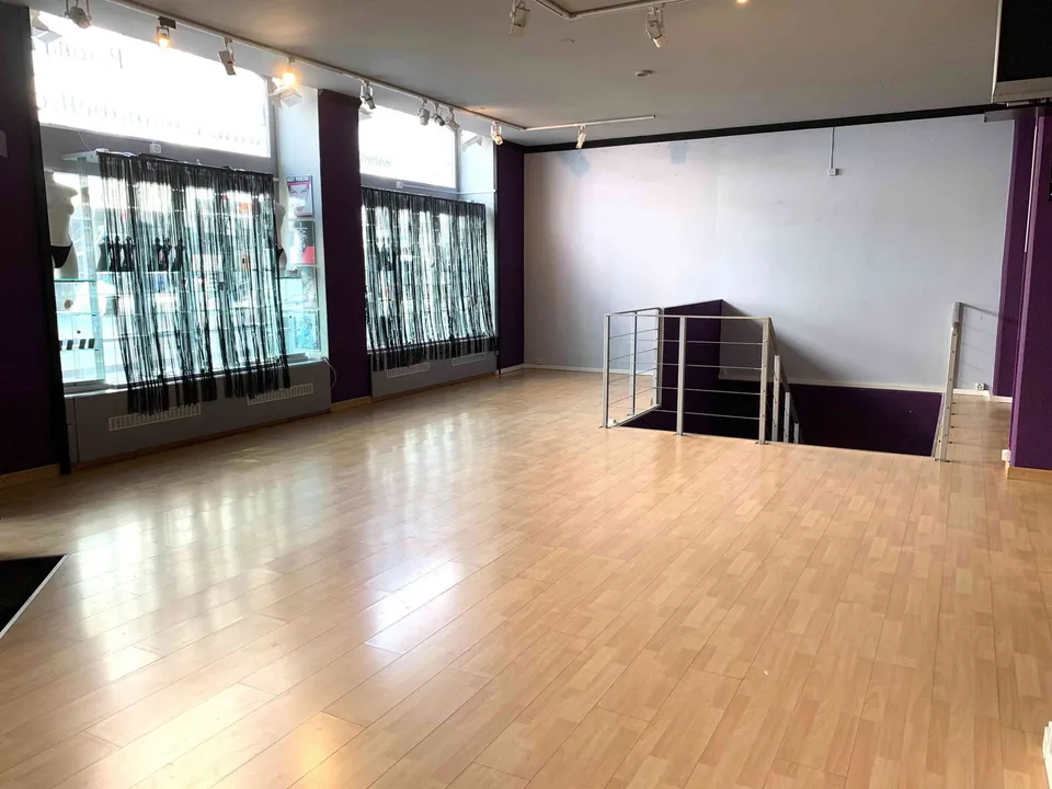 Plainpalais à Genève : Arcade très visible d'une surface de 212 m²