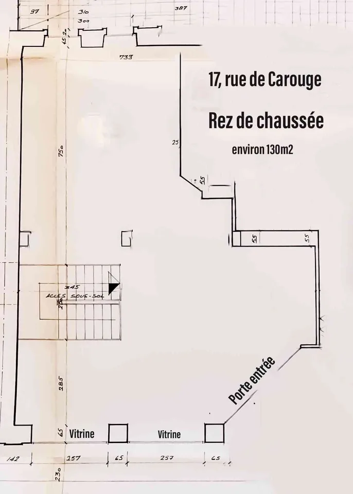 Plainpalais à Genève : Arcade très visible d'une surface de 212 m²