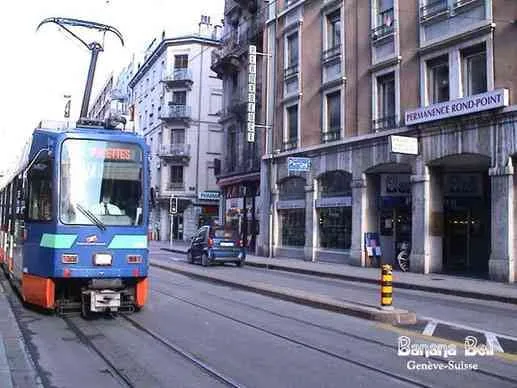 Plainpalais à Genève : Arcade très visible d'une surface de 212 m²