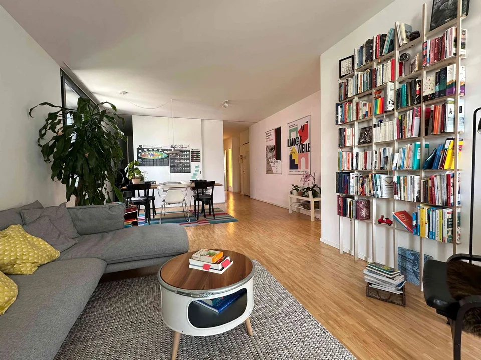 Helle 4.5-Zimmer-Wohnung mit Loggia und idealer, zentraler Lage.