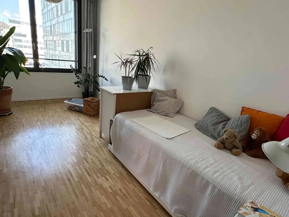 Helle 4.5-Zimmer-Wohnung mit Loggia und idealer, zentraler Lage.