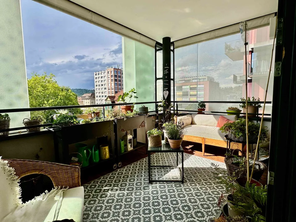 Helle 4.5-Zimmer-Wohnung mit Loggia und idealer, zentraler Lage.
