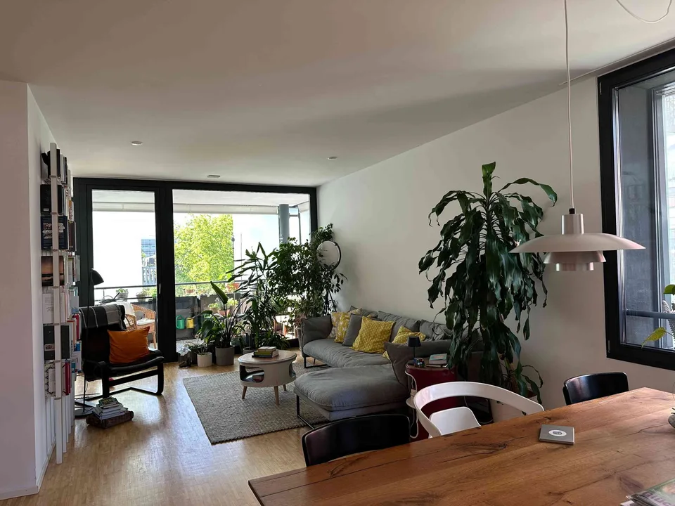 Helle 4.5-Zimmer-Wohnung mit Loggia und idealer, zentraler Lage.