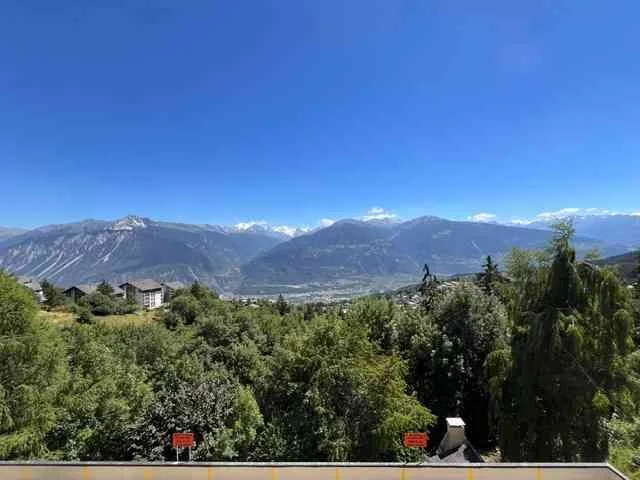Vue panoramique pour ce 3.5p à Crans-Montana