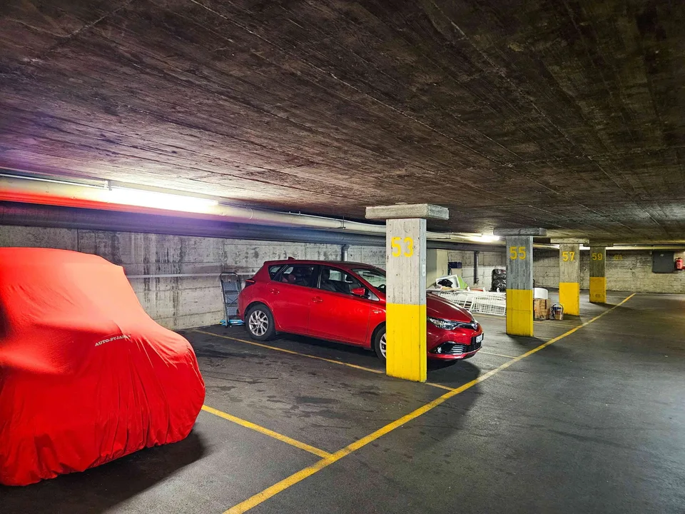 Tiefgaragenplatz mit Steckdose zu vermieten – Kreuzbuchstrasse 96