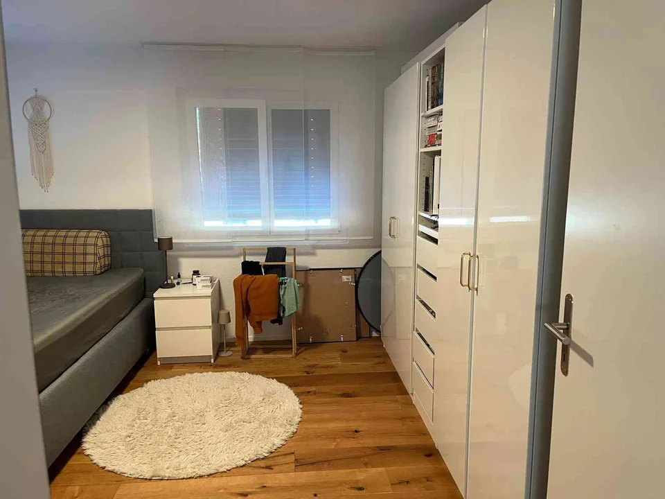 Helle 2.5-Zimmer-Attikawohnung mit großer Dachterrasse
