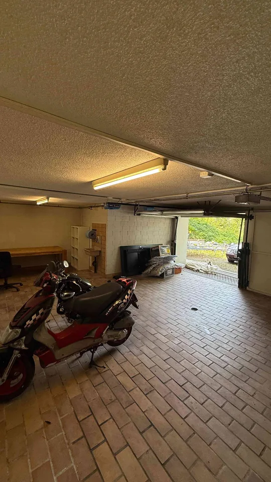 Grosszügige Doppelgarage mit vielseitigen Nutzungsmöglichkeiten