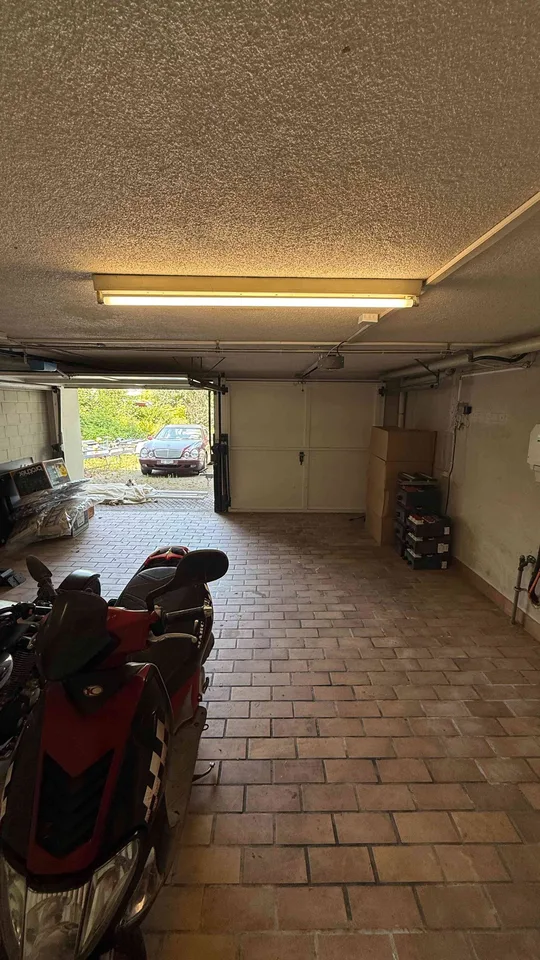 Grosszügige Doppelgarage mit vielseitigen Nutzungsmöglichkeiten