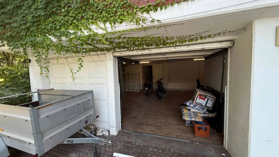 Grosszügige Doppelgarage mit vielseitigen Nutzungsmöglichkeiten