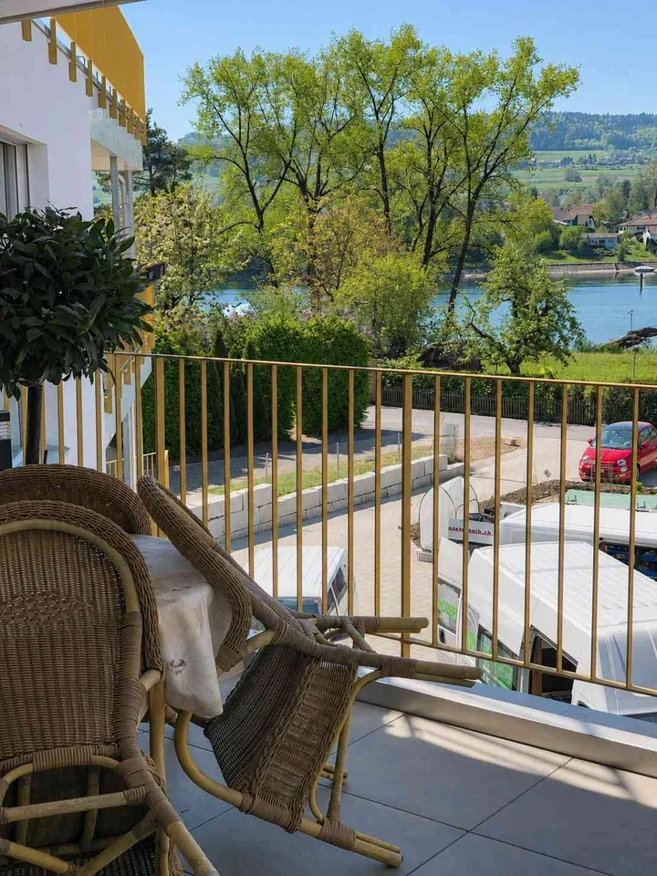 EXKLUSIVE 2.5-ZIMMER-WOHNUNG MIT GROSSEM BALKON UND RHEINBLICK