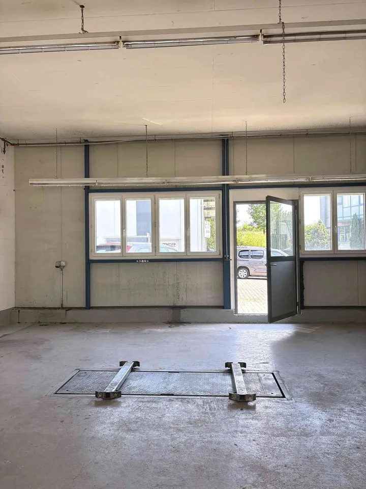 Werkstatt, Garage, Büro & Lager mit viel Aussenfläche - Sofort Nutzbar