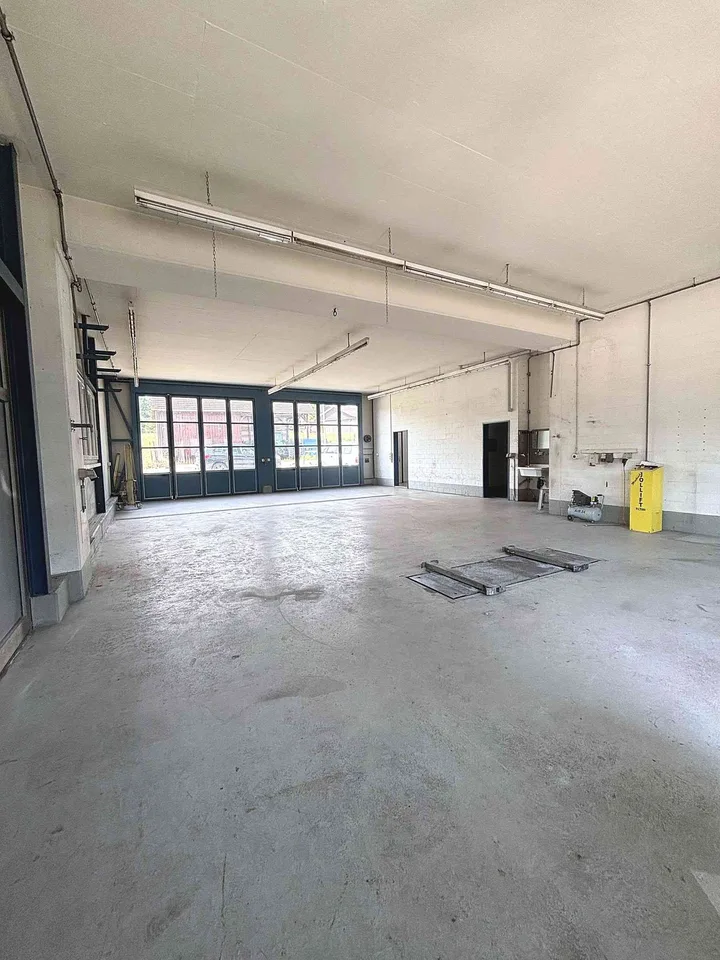 Werkstatt, Garage, Büro & Lager mit viel Aussenfläche - Sofort Nutzbar