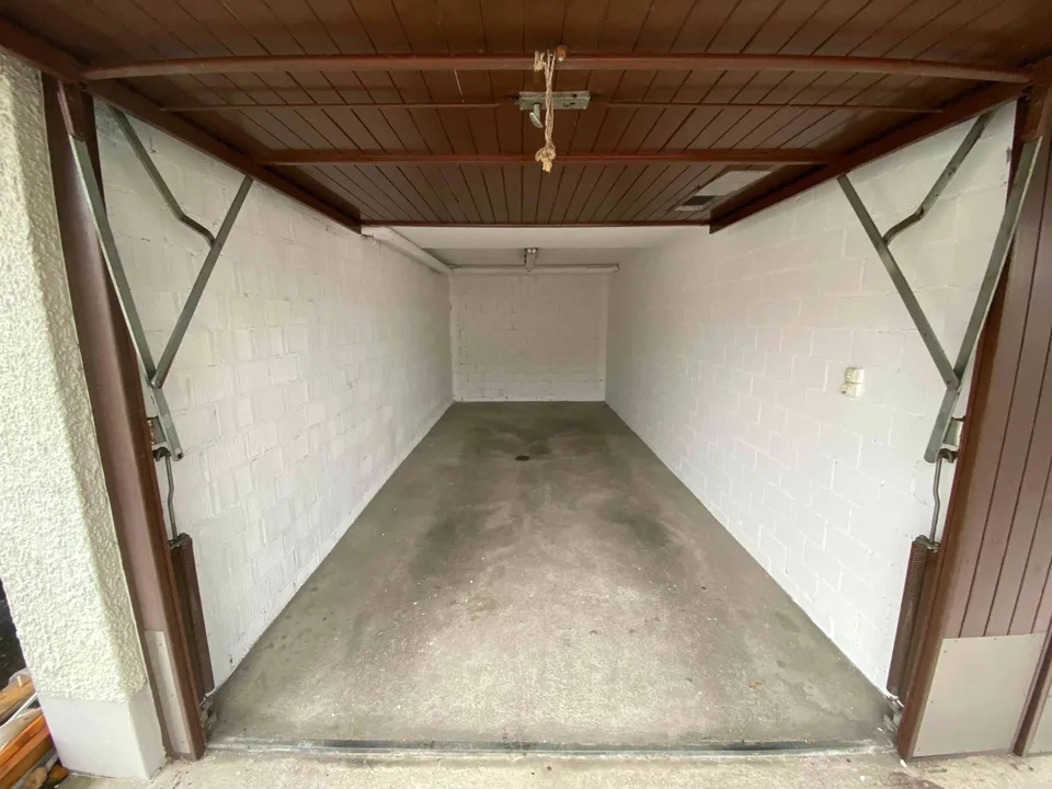 Einzelgarage (box) und 10m Vorplatz zu vermieten