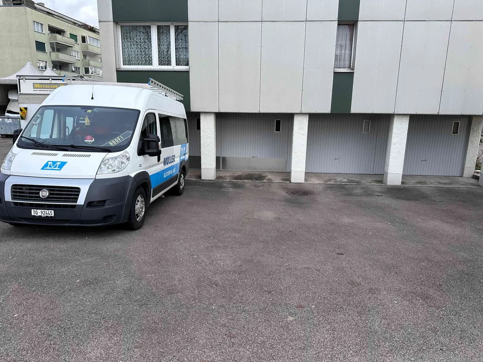 Einzelgarage (box) und 10m Vorplatz zu vermieten