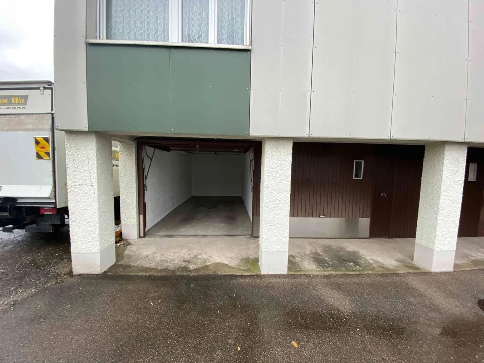 Einzelgarage (box) und 10m Vorplatz zu vermieten