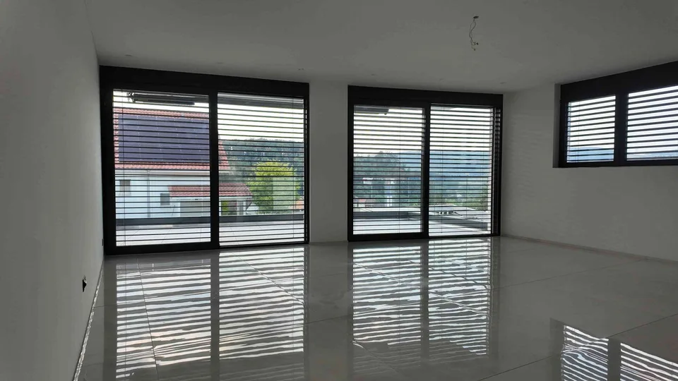 Elegantes 5.5-Zimmer-Einfamilienhaus – Erstbezug mit hochwertiger Auss
